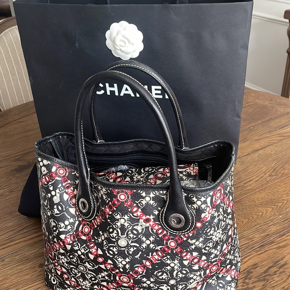 🌟CHANEL! COCO red logo tote. removable pouch. - Picture 3 of 11